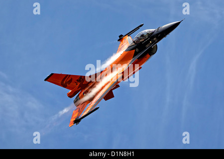 General Dynamics F-16AM Fighting Falcon della Royal Netherlands F-16 Demo Team a RNAS Yeovilton aria giorno, Somerset, Regno Unito, 2010. Foto Stock