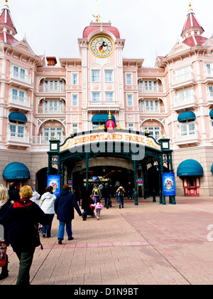 I visitatori fanno la loro strada all'entrata del parco di Disneyland, Parigi, Francia Foto Stock