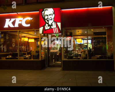 Un Kentucky Fried Chicken fast food ristorante di notte a Portsmouth, Hampshire, Regno Unito Foto Stock