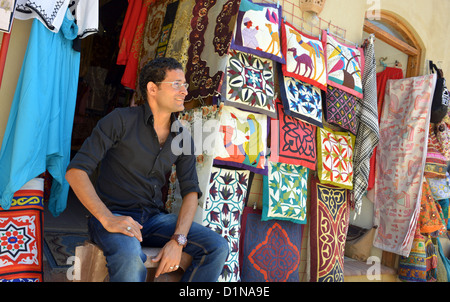 Proprietario del negozio al di fuori del suo negozio al 'Up Town' negozi e cafe area, Taba Heights holiday resort complesso al Monte Sinai in Egitto. Foto Stock