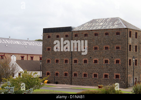 La Old Bushmills Distillery, County Antrim, Irlanda del Nord Foto Stock