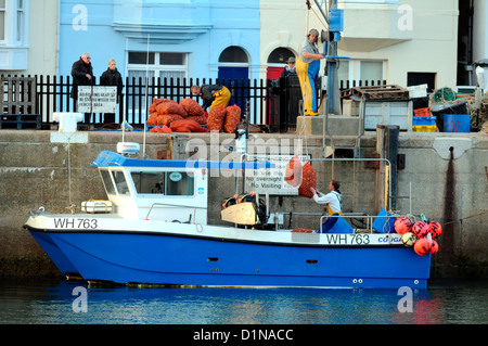 " Pesca barca' scaricando la sua catture nel porto di Weymouth, Gran Bretagna, Regno Unito Foto Stock
