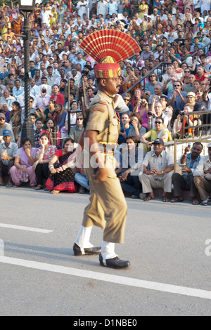 Il confine Wagah chiusura 'abbassamento delle bandiere' cerimonia è un quotidiano pratica militare che confinano con le forze di sicurezza in India. Foto Stock