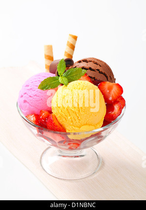 Gelato gelato con fragole e rotoli di wafer Foto Stock