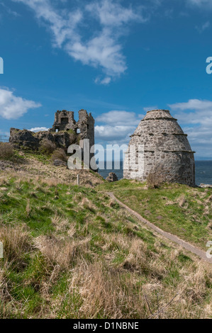 Xvi secolo castello Dunure con rara forma di alveare Colombaia Dunure nr Ayr South Ayrshire in Scozia Foto Stock