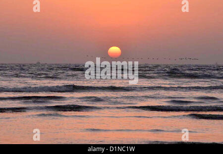 Scorcio finale dell ultimo tramonto dell'anno 2012, catturati a Seaview Beach a Karachi il lunedì, 31 dicembre 2012. Foto Stock