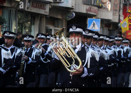 Dic. 31, 2012 - Ramallah, West Bank, Territorio palestinese - militari palestinesi band marzo durante un rally alla vigilia del 48mo anniversario della formazione sul movimento Fatah, il 31 dicembre 2012, in Cisgiordania città di Ramallah. Il Fatah anniversario commemora la prima operazione contro Israele rivendicato dal suo braccio armato allora noto come Al-Assifa (temporale in arabo), il 1 gennaio 1965 (credito Immagine: © Issam Rimawi APA/images/ZUMAPRESS.com) Foto Stock