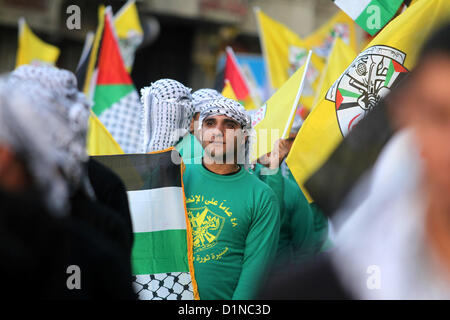 Dic. 31, 2012 - Ramallah, West Bank, Territorio palestinese - onda Palestinesi la loro bandiera nazionale durante un rally alla vigilia del 48mo anniversario della formazione sul movimento Fatah, il 31 dicembre 2012, in Cisgiordania città di Ramallah. Il Fatah anniversario commemora la prima operazione contro Israele rivendicato dal suo braccio armato allora noto come Al-Assifa (temporale in arabo), il 1 gennaio 1965 (credito Immagine: © Issam Rimawi APA/images/ZUMAPRESS.com) Foto Stock