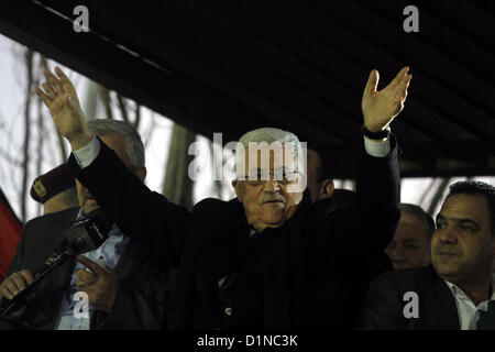 Dic. 31, 2012 - Ramallah, West Bank, Territorio palestinese - il presidente palestinese Mahmud Abbas i gesti come migliaia di palestinesi a guardare, alla vigilia del 48mo anniversario della formazione sul movimento Fatah, il 31 dicembre 2012, in Cisgiordania città di Ramallah. Il Fatah anniversario commemora la prima operazione contro Israele rivendicato dal suo braccio armato allora noto come Al-Assifa (temporale in arabo), il 1 gennaio 1965 (credito Immagine: © Issam Rimawi APA/images/ZUMAPRESS.com) Foto Stock