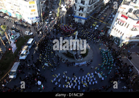 Dic. 31, 2012 - Ramallah, West Bank, Territorio palestinese - onda Palestinesi la loro bandiera nazionale durante un rally alla vigilia del 48mo anniversario della formazione sul movimento Fatah, il 31 dicembre 2012, in Cisgiordania città di Ramallah. Il Fatah anniversario commemora la prima operazione contro Israele rivendicato dal suo braccio armato allora noto come Al-Assifa (temporale in arabo), il 1 gennaio 1965 (credito Immagine: © Issam Rimawi APA/images/ZUMAPRESS.com) Foto Stock