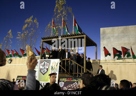 Dic. 31, 2012 - Ramallah, West Bank, Territorio palestinese - il presidente palestinese Mahmud Abbas parla come migliaia di palestinesi a guardare, alla vigilia del 48mo anniversario della formazione sul movimento Fatah, il 31 dicembre 2012, in Cisgiordania città di Ramallah. Il Fatah anniversario commemora la prima operazione contro Israele rivendicato dal suo braccio armato allora noto come Al-Assifa (temporale in arabo), il 1 gennaio 1965 (credito Immagine: © Issam Rimawi APA/images/ZUMAPRESS.com) Foto Stock