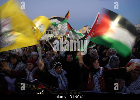 Dic. 31, 2012 - Ramallah, West Bank, Territorio palestinese - onda Palestinesi la loro bandiera nazionale durante un rally alla vigilia del 48mo anniversario della formazione sul movimento Fatah, il 31 dicembre 2012, in Cisgiordania città di Ramallah. Il Fatah anniversario commemora la prima operazione contro Israele rivendicato dal suo braccio armato allora noto come Al-Assifa (temporale in arabo), il 1 gennaio 1965 (credito Immagine: © Issam Rimawi APA/images/ZUMAPRESS.com) Foto Stock