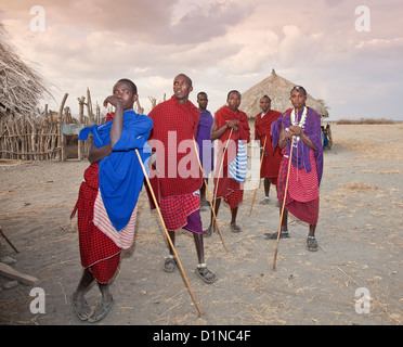 Maasai Worriers o uomini come visto in Olpopongi Maasai Villaggio Culturale e il cratere di Ngorongoro in Tanzania;East Africa;l'Africa Foto Stock