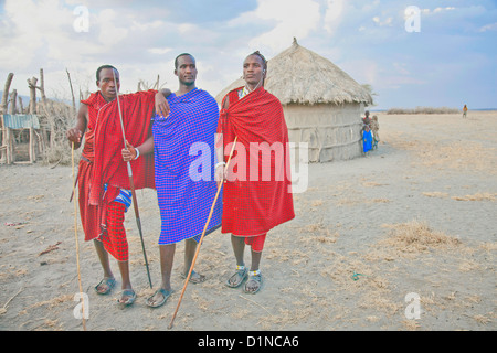 Maasai Worriers o uomini come visto in Olpopongi Maasai Villaggio Culturale e il cratere di Ngorongoro in Tanzania;East Africa;l'Africa Foto Stock