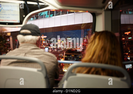 A bordo del pianale superiore dell'autobus Deuce che viaggiano lungo la striscia di Las Vegas Nevada USA Foto Stock