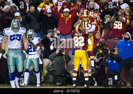 Dopo un terzo quarto touchdown run per mettere il Redskins nella parte anteriore del cowboy per il bene, Robert Griffin III, Redskins quarterback, viene prelevato dal compagno di squadra, Logan Paulsen durante il Washington Redskins e Dallas Cowboys gioco a FedEx in campo Landover, Md., Dic 30, 2012. In corrispondenza di una interruzione commerciale, le truppe erano onorati al gioco da parte di USAA davanti a più di 82.000 tifosi. Le pellerosse vinto 28-18 per avanzare nei playoff. (U.S. Foto dell'esercito) Foto Stock