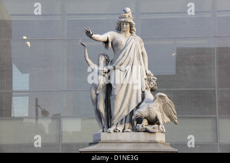 Statua di fronte al Museo Americano di Storia Ebraica a Philadelphia, Pennsylvania. Foto Stock