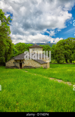 Chiesa di pietra a Zagori area della Grecia in estate. Foto Stock