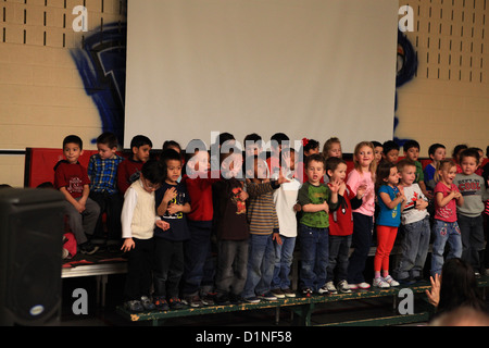 Junior Scuola materna per i bambini del coro di Natale Ontario Canada Foto Stock