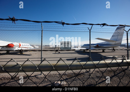 Catena di sicurezza link scherma con attenzione area riservata segno sul perimetro dell'aeroporto mccarran Las Vegas Nevada USA Foto Stock