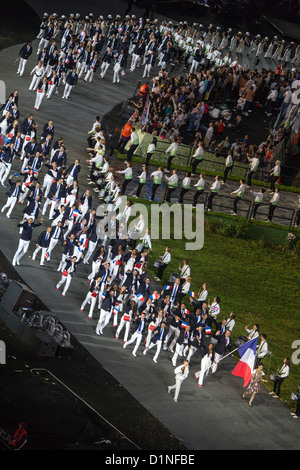 Il team francese guidato da portabandiera Ruddy Zang Milama alle cerimonie di apertura, le Olimpiadi di Londra 2012 Foto Stock