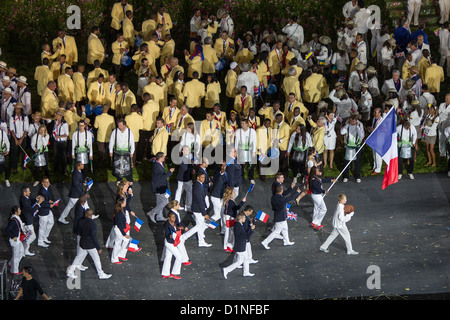 Il team francese guidato da portabandiera Ruddy Zang Milama alle cerimonie di apertura, le Olimpiadi di Londra 2012 Foto Stock