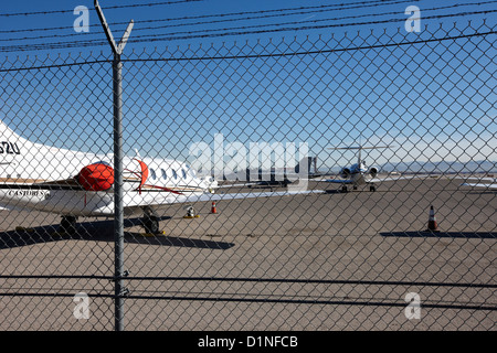 Catena di sicurezza link scherma con attenzione area riservata segno sul perimetro dell'aeroporto mccarran Las Vegas Nevada USA Foto Stock