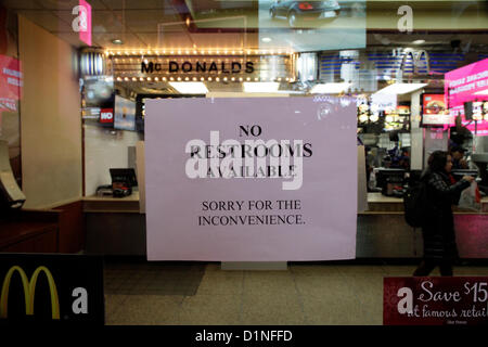 New York, Stati Uniti d'America. Il 31 dicembre 2012. Restroom segni di accesso intorno a Times Square durante il conto alla rovescia per il 2013 la vigilia di Capodanno in festa a Times Square di New York City, Stati Uniti d'America, lunedì 31 dicembre, 2012. E la stima di 1 milioni di persone stanno partecipando a guardare la famosa New Years Eve Ball scendono da un pennone sulla cima di una Times Square addio alla partenza l'anno. Foto Stock