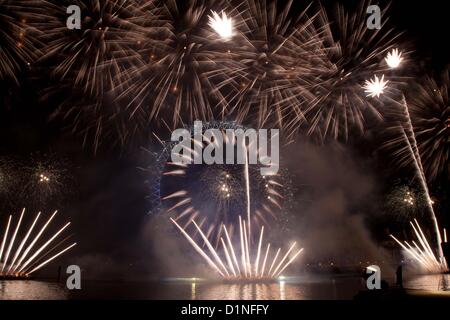 Londra, Regno Unito. 1a gen, 2013. Un incredibile spettacolo di fuochi d'artificio intorno la EDF Energy London Eye sul Southbank acquistato nel nuovo anno. Fino a 250.000 persone imballate in lungo le rive del fiume Tamigi per guardare il display, con milioni di più vederlo in televisione in tutto il Regno Unito. Foto Stock