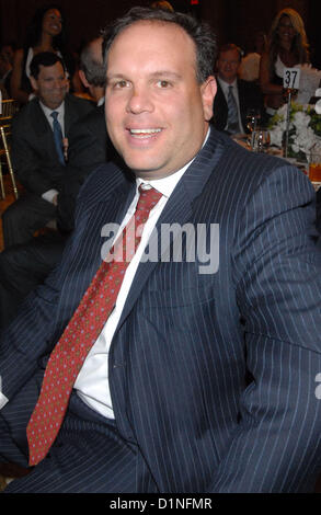 FILE foto: Dicembre 31, 2012 - New York New York, Stati Uniti - MIKE TANNENBAUM, che ha eseguito il calcio di funzionamento dal 2006, è stato licenziato Lunedì, proprietario Woody Johnson ha annunciato in una dichiarazione. Rex Ryan rimarrà come allenatore, secondo la Johnson. Nella foto: Settembre 01, 2010 - New York New York, Stati Uniti - GM MIKE TANNENBAUM al 2010 NY kickoff di getto pranzo presso il Cipriani in NYC..(Immagine di credito: © Jeffrey Geller/ZUMApress.com) Foto Stock