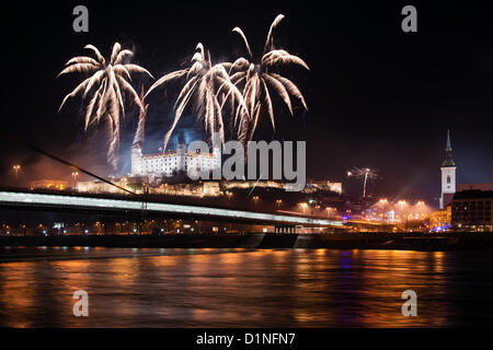 BRATISLAVA, Slovacchia - 1 gennaio: Nuovo Anno fuochi d'artificio sopra il fiume del Danubio a Bratislava, in Slovacchia il 1 gennaio 2013 a Bratislava, in Slovacchia. Credito: Lubos Paukeje / Alamy Live News Foto Stock