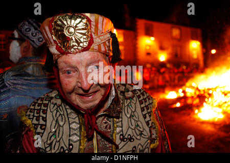 Allendale, Northumberland, Regno Unito. Il 1 gennaio 2013. Allen Smith, 101 anni di età, partecipa al Capodanno Tar Bar'l (Tar Barrel) Celebrazioni in Allendale, Northumberland. I tradizionali festeggiamenti che coinvolgono il villaggio gli uomini che trasportano bur Foto Stock