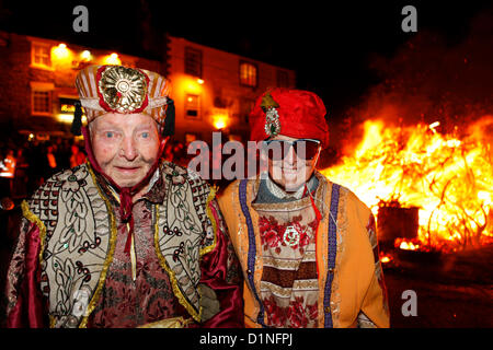 Allendale, Northumberland, Regno Unito. Il 1 gennaio 2013. Fratelli Allen Smith (sinistra) e Lawrence Smith (a destra), 101 e 92 anni di età rispettivamente, partecipare al Capodanno Tar Bar'l (Tar Barrel) Celebrazioni in Allendale, Northumberland. La traditio Foto Stock