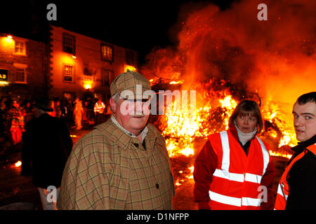 Allendale, Northumberland, Regno Unito. Il 1 gennaio 2013. Uomo vestito da Sherlock Holmes partecipa al Capodanno Tar Bar'l (Tar Barrel) Celebrazioni in Allendale, Northumberland. I tradizionali festeggiamenti che coinvolgono il villaggio gli uomini che trasportano bur Foto Stock