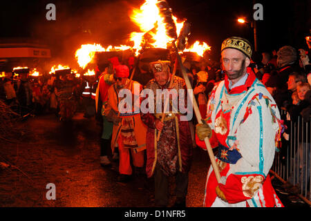 Allendale, Northumberland, Regno Unito. Il 1 gennaio 2013. Capodanno Tar Bar'l (Tar Barrel) Celebrazioni in Allendale, Northumberland. I tradizionali festeggiamenti che coinvolgono il villaggio gli uomini che trasportano la masterizzazione di barili di catrame sulle loro teste, si ritiene che Foto Stock