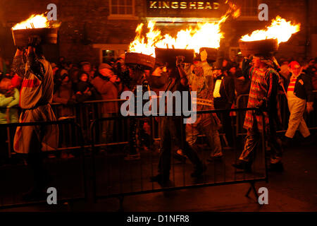 Allendale, Northumberland, Regno Unito. Il 1 gennaio 2013. Capodanno Tar Bar'l (Tar Barrel) Celebrazioni in Allendale, Northumberland. I tradizionali festeggiamenti che coinvolgono il villaggio gli uomini che trasportano la masterizzazione di barili di catrame sulle loro teste, si ritiene che Foto Stock