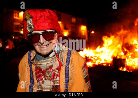 Allendale, Northumberland, Regno Unito. Il 1 gennaio 2013. Lawrence Smith, 92 anni di età, partecipa al Capodanno Tar Bar'l (Tar Barrel) Celebrazioni in Allendale, Northumberland. I tradizionali festeggiamenti che coinvolgono il villaggio gli uomini che trasportano b Foto Stock