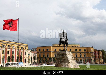 Piazza Skanderbeg a Tirana, che è la città capitale di Albania nei Balcani Foto Stock