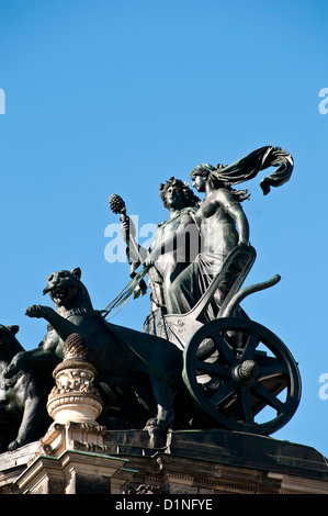 Primo piano della Pantera Quadriga scultura in cima la Semperoper (Opera), Dresda, Germania Foto Stock