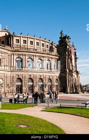 Le persone al Theaterplatz con la Semper Opera House o Semperoper in background, Dresda, Germania Foto Stock