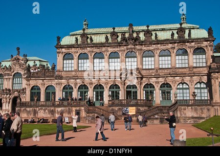 Interno del cortile interno di Palazzo Zwinger con turisti e un grande palazzo padiglione in background, Dresda, Germania Foto Stock