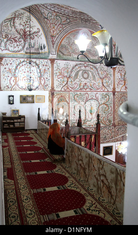 Donna orante all'interno dell'et' hem Bey moschea a Tirana Foto Stock
