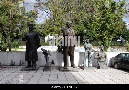 Vecchio Realismo Socialista statue a Tirana dal periodo comunista Foto Stock