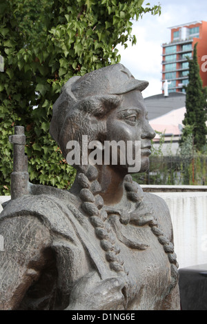 Vecchio Realismo Socialista statue a Tirana dal periodo comunista Foto Stock