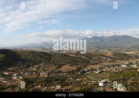 Vista di Tirana il capitale di Albania e la valle Erzen preso dal Castello Petrele Foto Stock