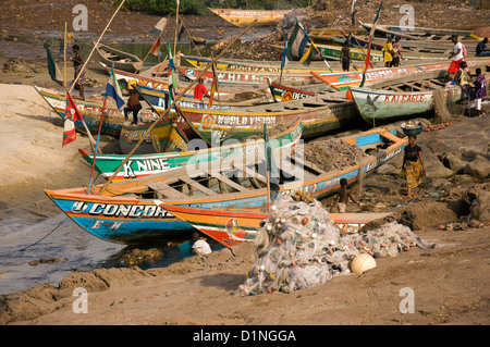 Una colorata collezione di pesca artigianale barche, periferia di Freetown, Sierra Leone Foto Stock