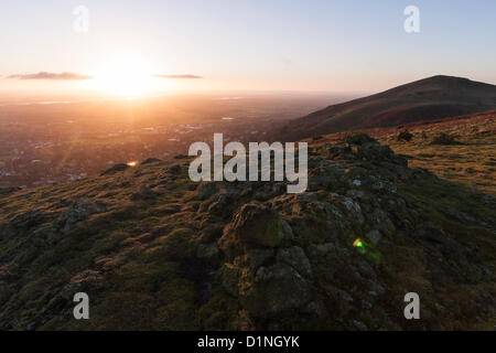 Great Malvern, Worcestershire, Regno Unito, martedì 1 gennaio, 2013. Il sole sorge su invaso fiume Severn per la prima volta nel 2013, come si è visto dalle colline sopra Great Malvern il giorno di Capodanno. Credito: David Isaacson / Alamy Live News Foto Stock