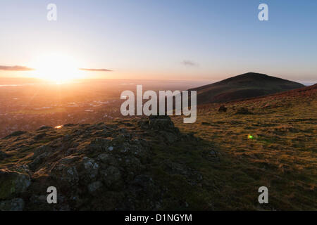 Great Malvern, Worcestershire, Regno Unito, martedì 1 gennaio, 2013. Il sole sorge su invaso fiume Severn per la prima volta nel 2013, come si è visto dalle colline sopra Great Malvern il giorno di Capodanno. Credito: David Isaacson / Alamy Live News Foto Stock