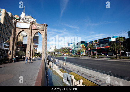 Vista di South Las Vegas Boulevard striscia da new york new york casino Nevada USA Foto Stock