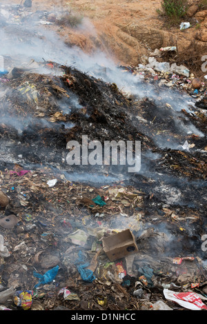 Rifiuti domestici vengono bruciate sul ciglio della strada in India Foto Stock